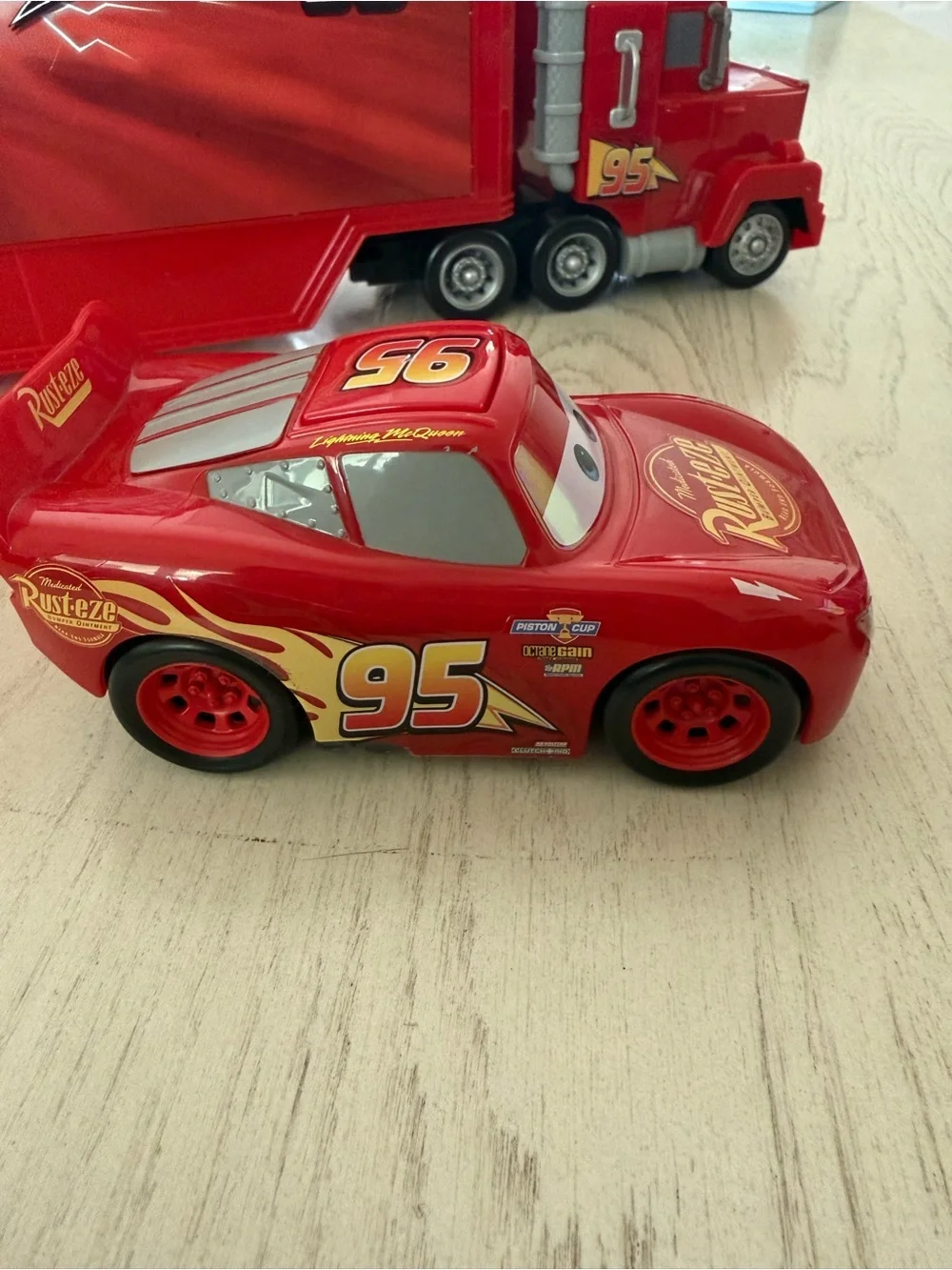 Cars Lightning McQueen & Friends Vehicle Playset - Red/Blue